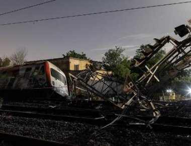 Συγκλονίζουν οι μαρτυρίες των επιβατών του εκτροχιασμένου τρένου στο Άδενδρο (φωτό)